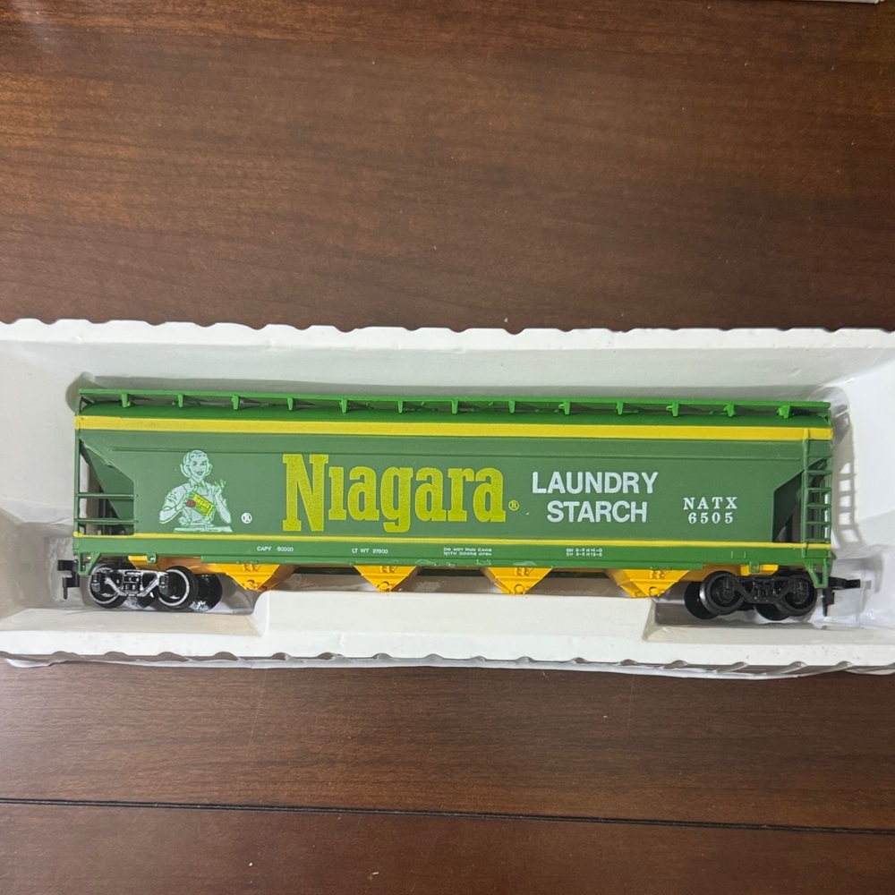 AHM Niagara Laundry Starch HO Scale Center Flow Covered Hopper Train Car (New)